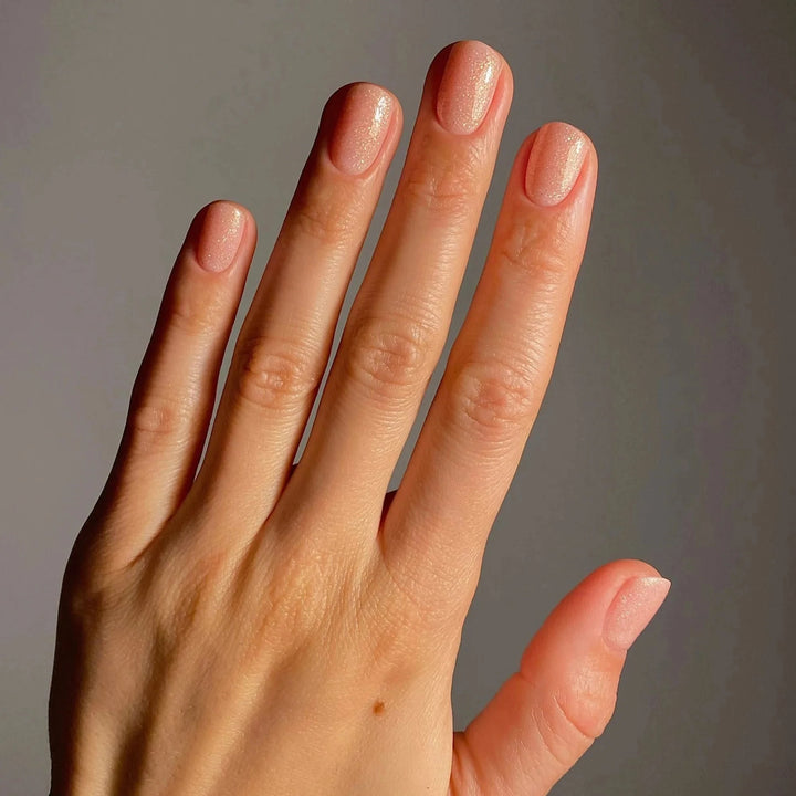 Hand mit lackierten Nägeln in 45 Crushed Crystals Glitzer-Finish.