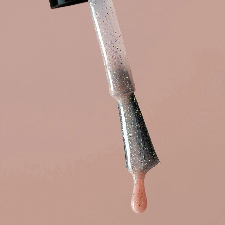 Textur-Detail: feine Glitzerpartikel im Karolin Van Loon Crushed Crystals Nagellack.