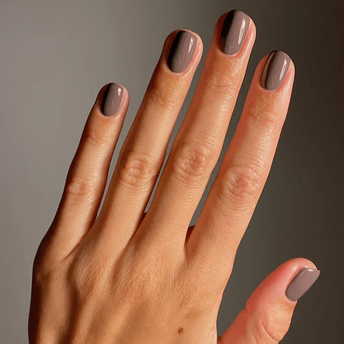 Gepflegte Hand mit taupefarbenen Nagellack mit Schimmer – Karolin Van Loon Taupe Lustré 