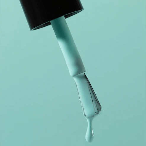 Pinsel mit tropfendem sanft nebligen, blauen Nagellack von Karolin Van Loon – Farbton Brume Océane 