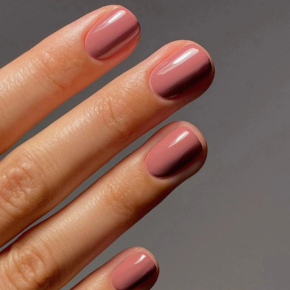 Karolin Van Loon – 55 Blush de Satin auf Fingernägel lackiert.