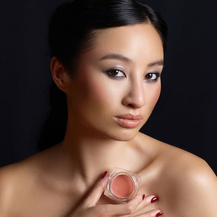 Eine Frau hält den Powder Blush CATAHRINE vor ihren Körper.