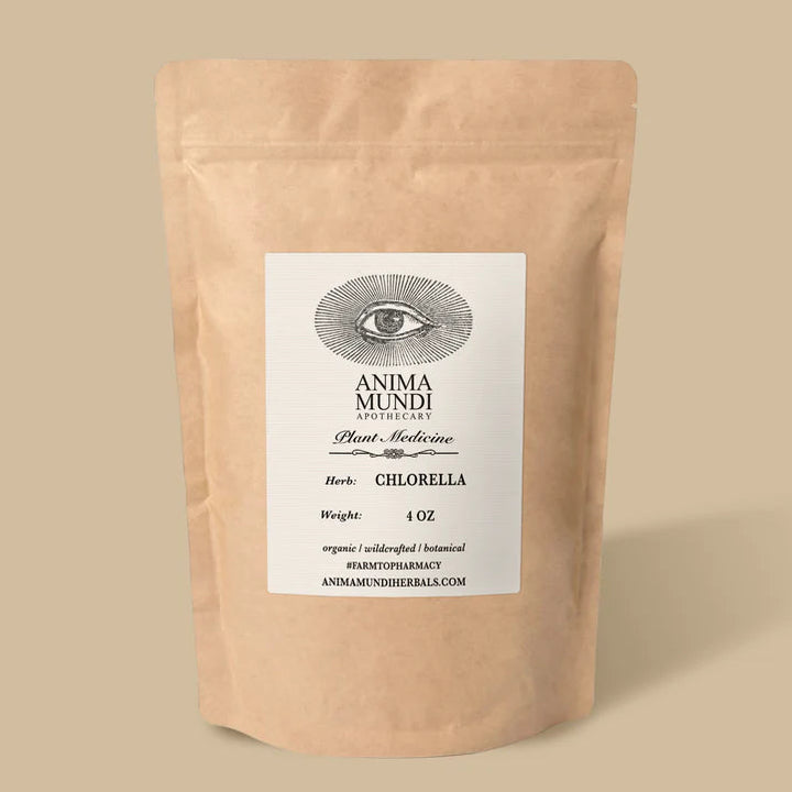 Packung Chlorella von Anima Mundi, stehend vor beigem Hintergrund.