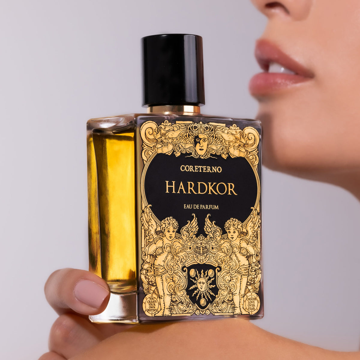 Coreterno Hardkor Eau de Parfum 100 ml. auf Schulter einer Frau.