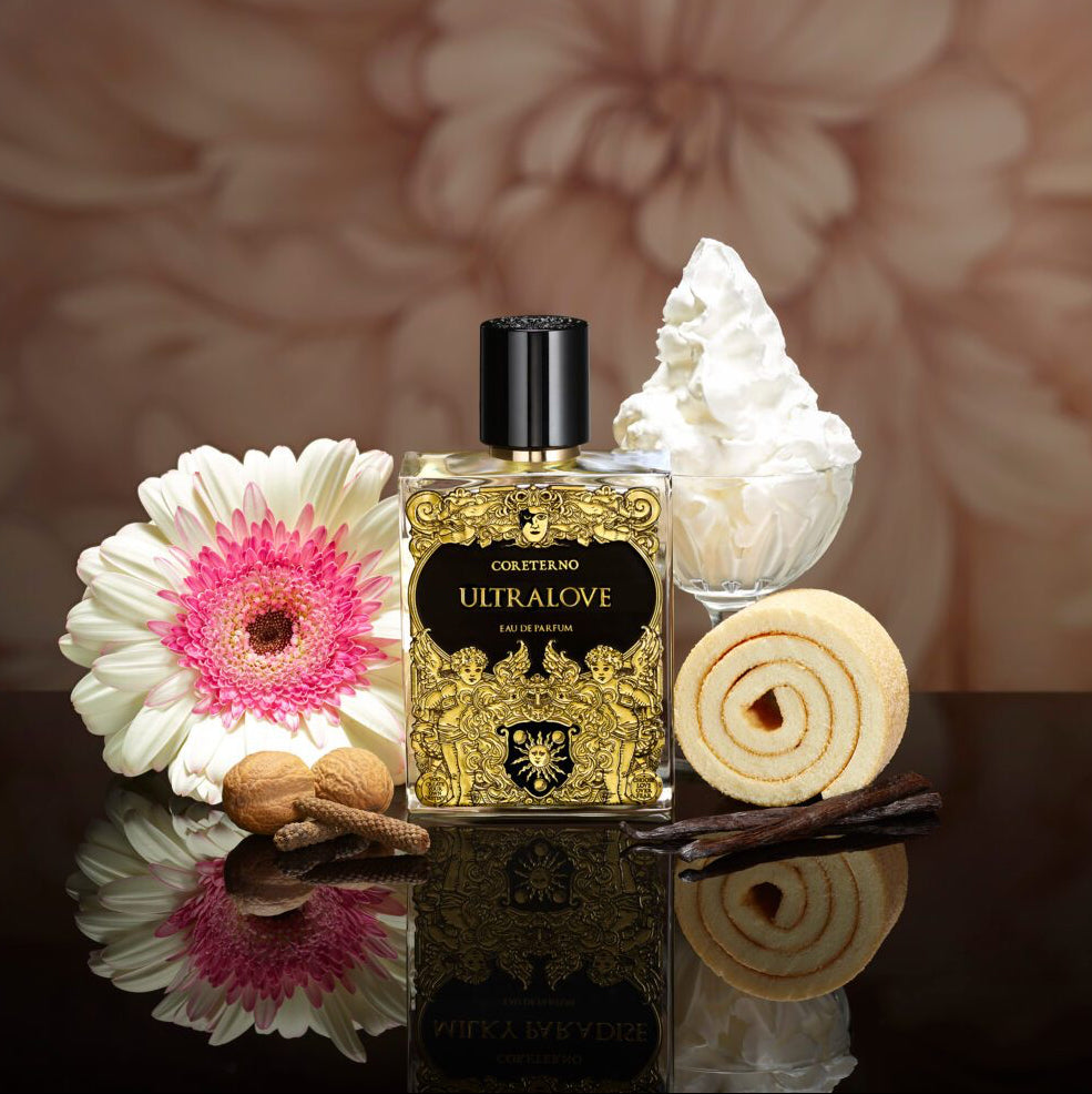Coreterno Ultralove Eau de Parfum, umgeben von Sahne, Zimt, Blüte, Nüssen.