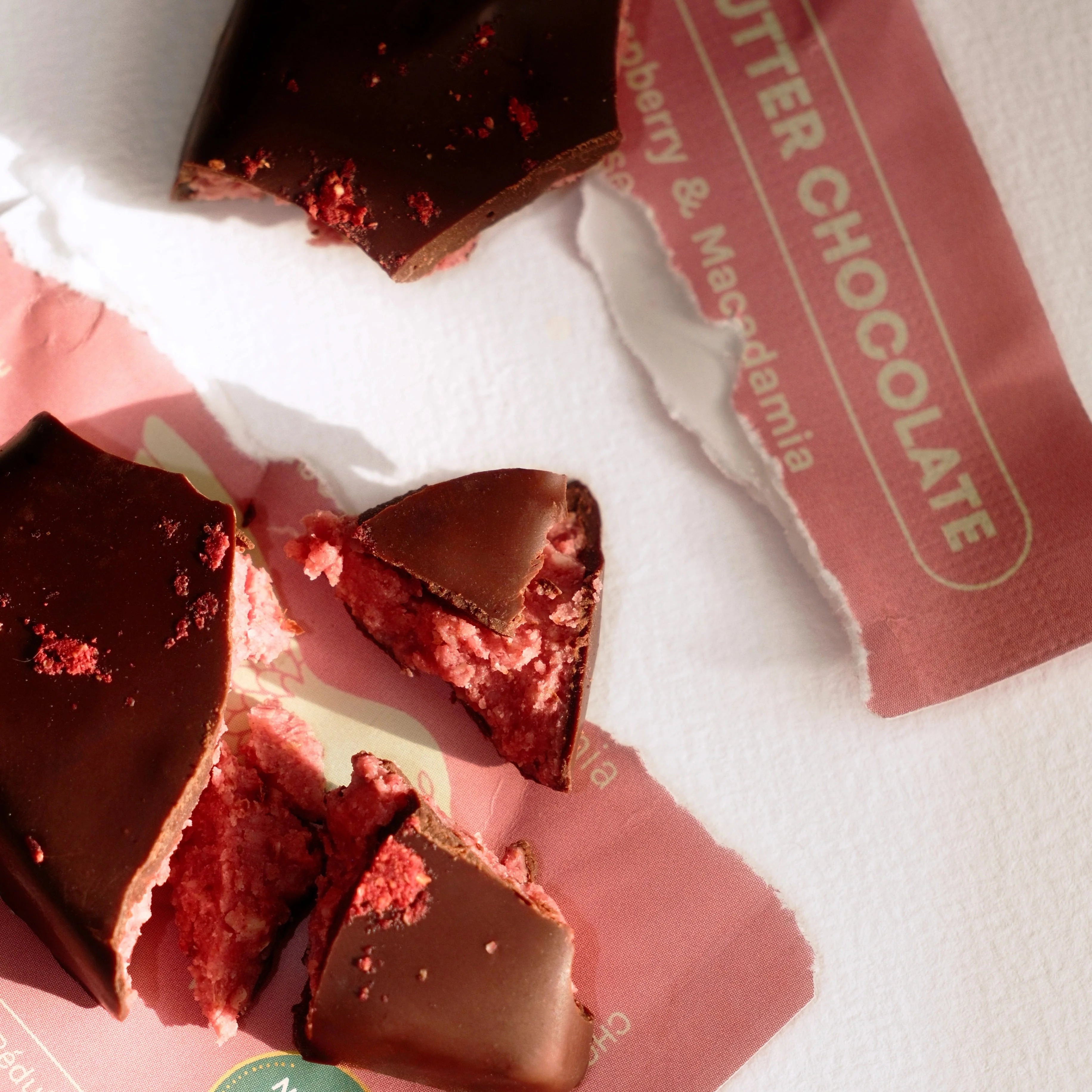 Raspberry & Macadamia Schokolade mit cremiger Macadamia-Füllung und Himbeere