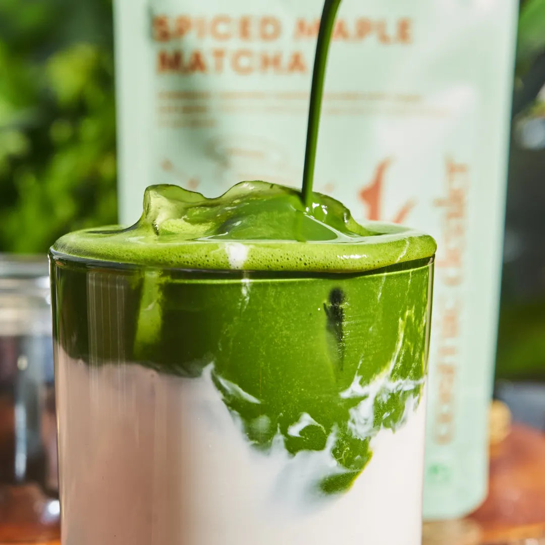 Spiced Maple Matcha mit Ahorn Zimt Kardamom und Sternanis