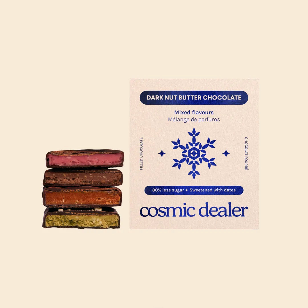 COSMIC DEALER Mixed Flavours Christmas Box mit vier Nut Butter Chocolates in schimmernder Geschenkverpackung mit blauen Foliendetails