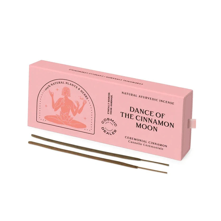 Cosmic Dealer Räcuherstäbchen "Dance of the cinnamon moon" Verpackung und mit zwei Räucherstäbchen liegend im Vordergrund, vor weißem Hintergrund.