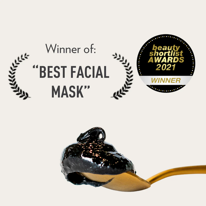 Dafna's Detoxify Maske auf einem Messinglöffel unter dem  Schriftzug beauty shortlist AWARDS 2021