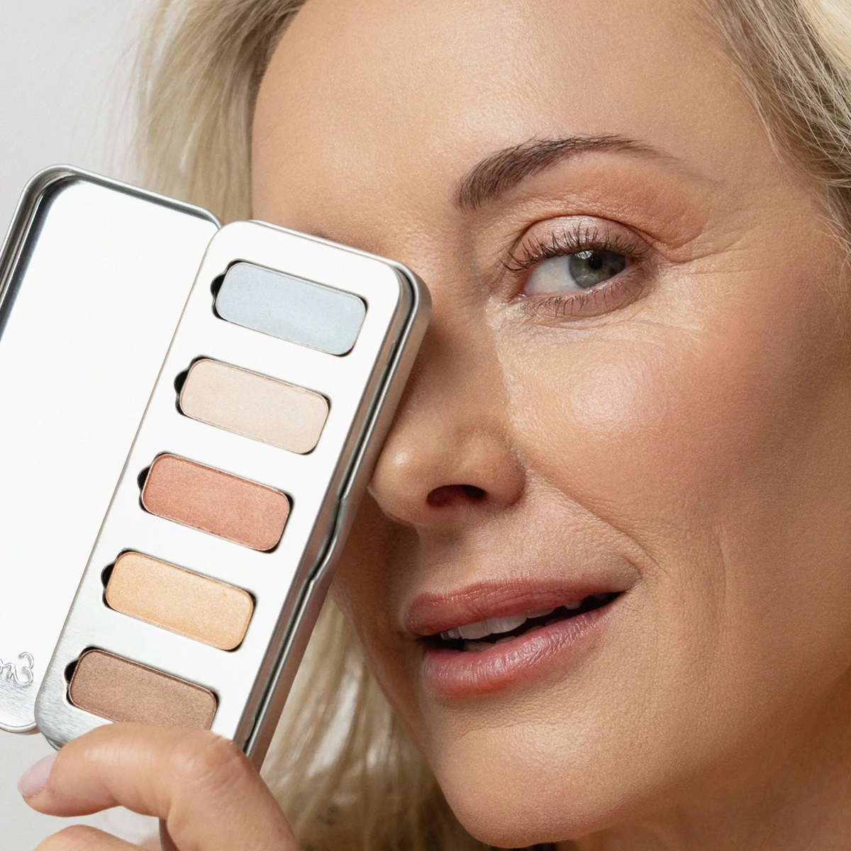 Schimmernde Lidschatten von Ere Perez: Chamomile Eye Palette Light Shimmer, talkfrei und nachfüllbar