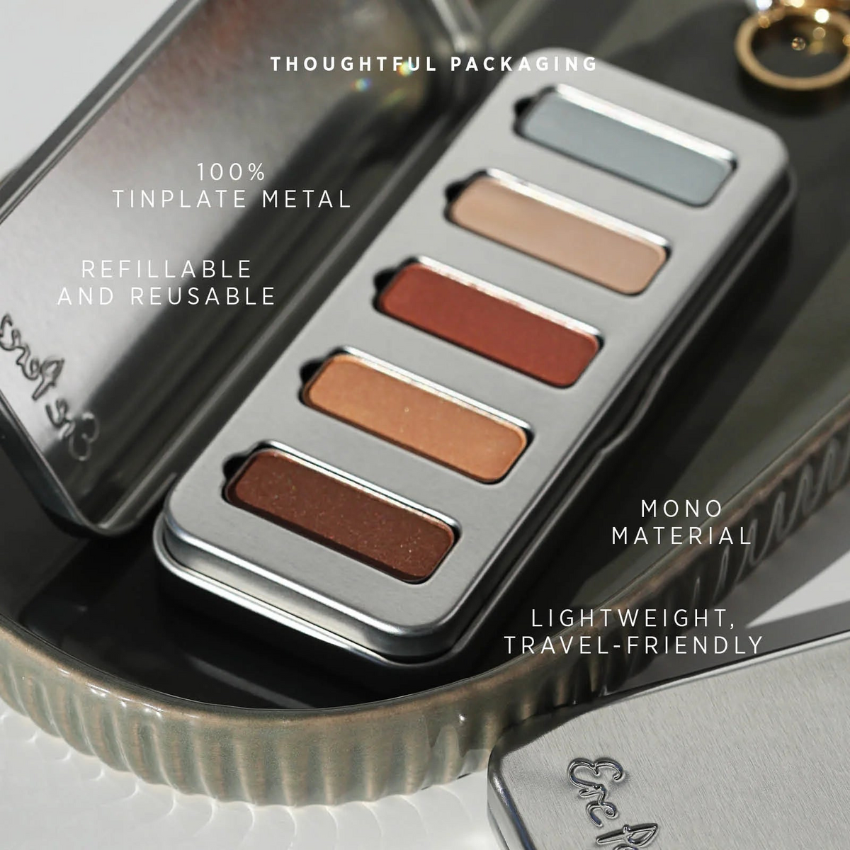 Weißblech-Etui der Ere Perez Light Shimmer Palette – formuliert mit Kamille, Kakaobutter und Passionsfruchtöl