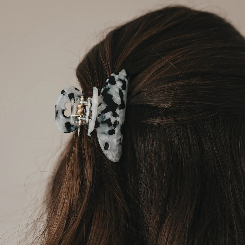 Eulenschnitt Haarspange in Herzform Panda – Schwarz-Pearl Look für trendige Frisuren