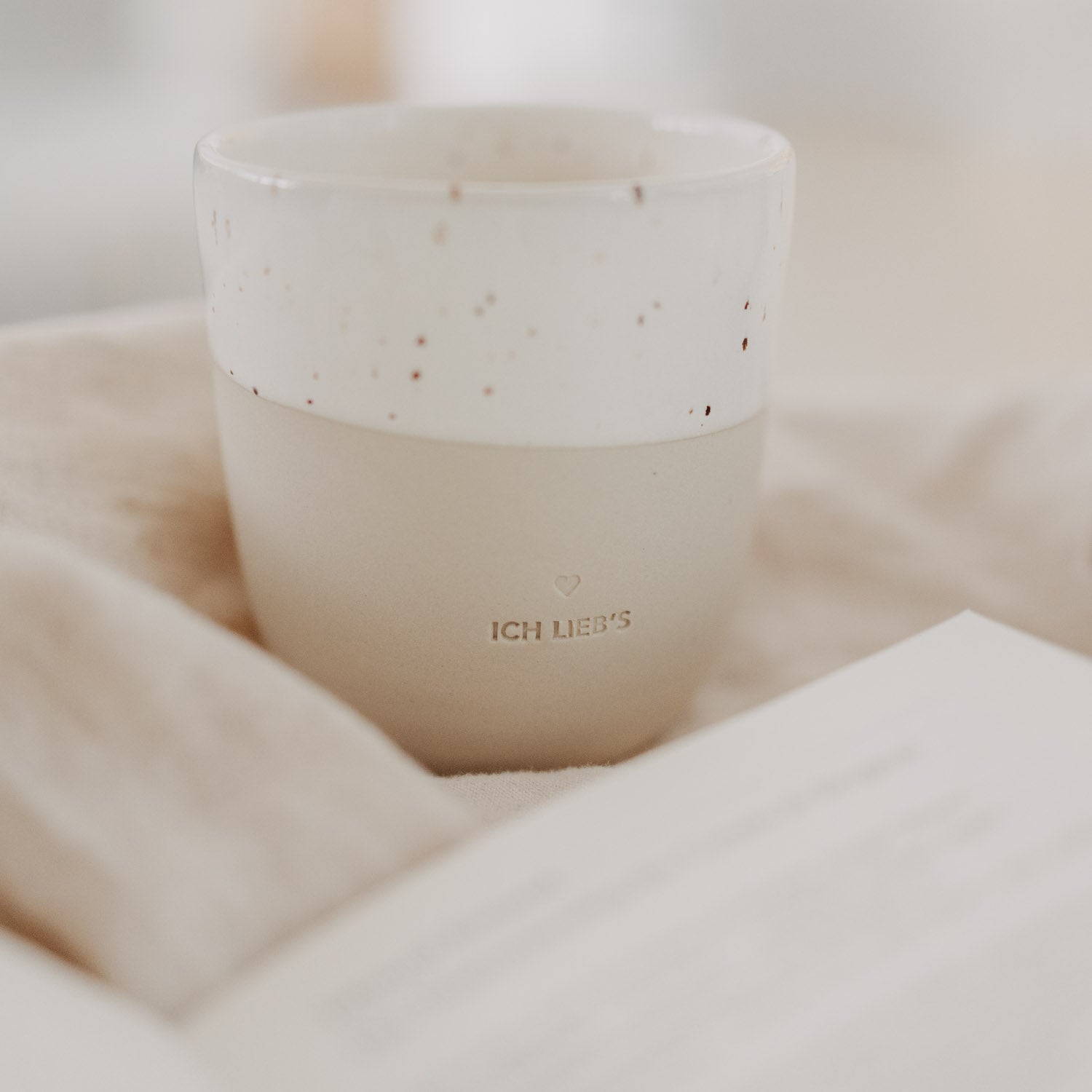 Keramikbecher aus Steingut mit Ich lieb's Schriftzug im zeitlosen Design