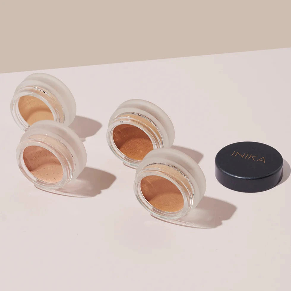 4 Inika Full Coverage Concealer nebeneinander, auf der Seite liegend.