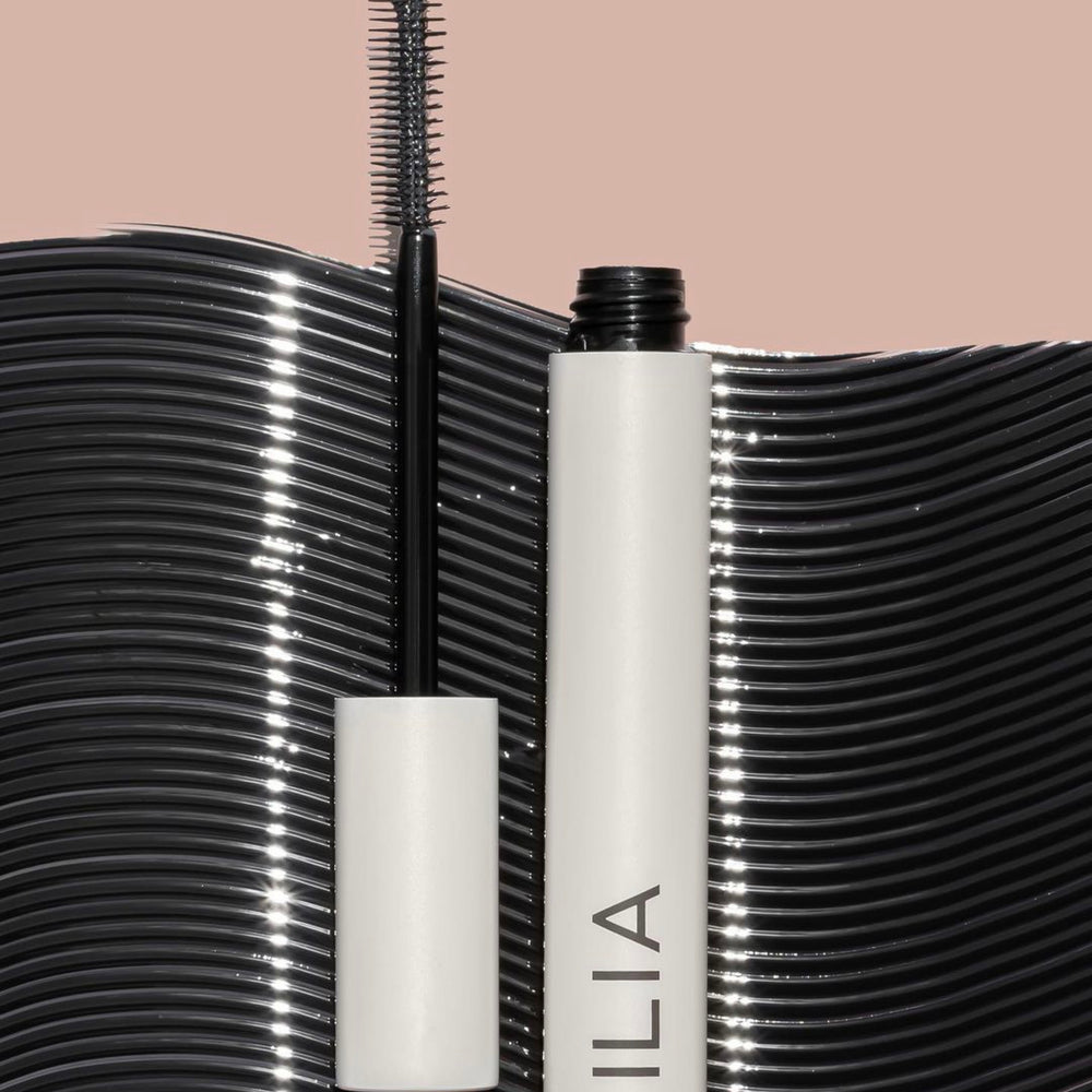 Textur- und Farbbeispiel der Ilia Limitless Lash Mascara mit Bürste.