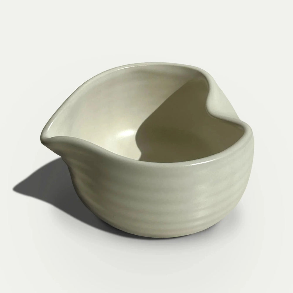 Herzförmige Matcha Schale vor weißem Hintergrund.