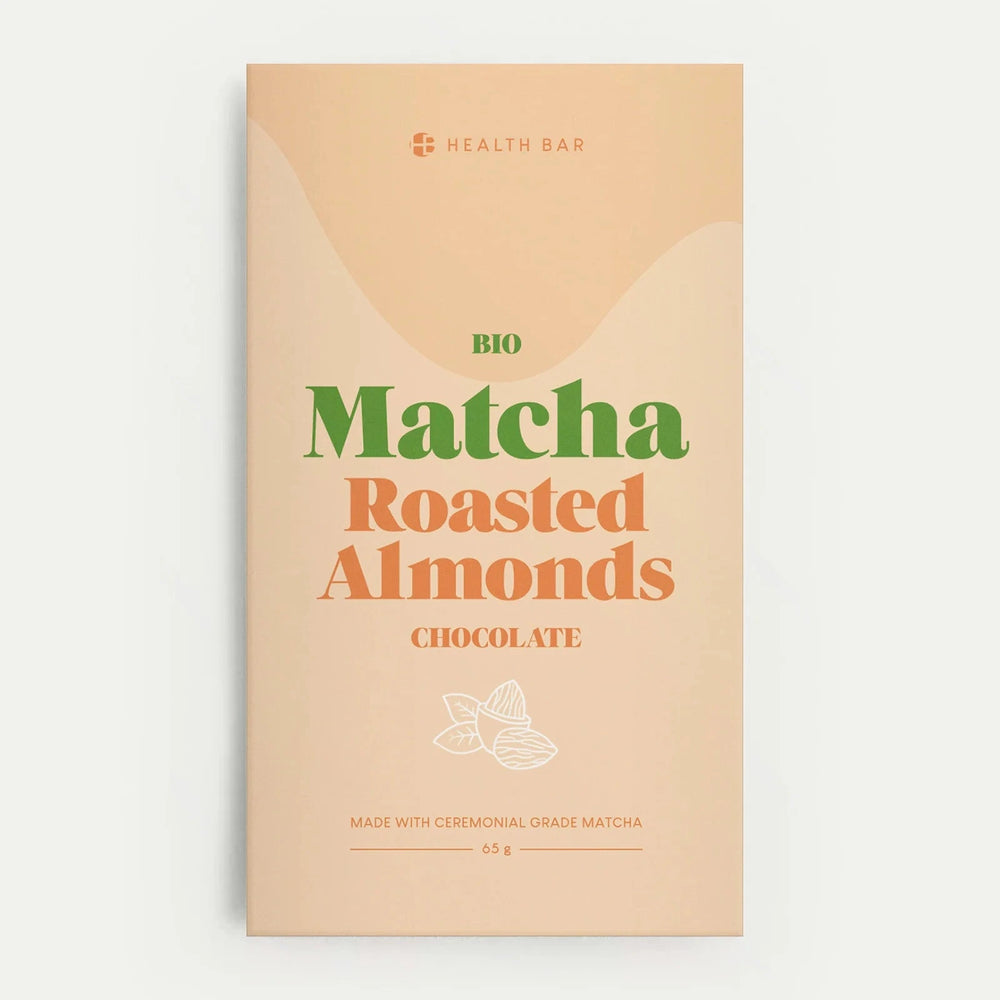 Bio Matcha Roasted Almonds Chocolate, Verpackung vor weißem Hintergrund.