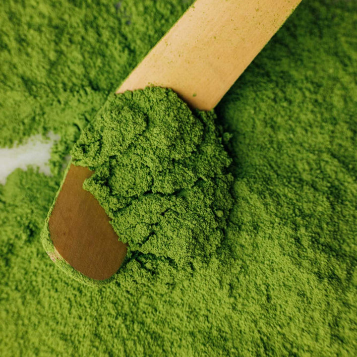 Matcha-Pulver mit Holzlöffel.