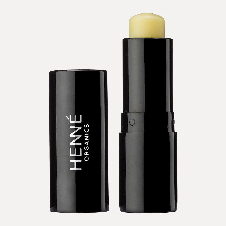 Henné Lip Balm geöffnet, stehend vor weißem Hintergrund.