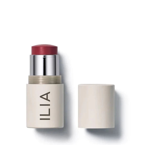 ILIA Multi-Stick A Fine Romance geöffnet vor weißem Hintergrund