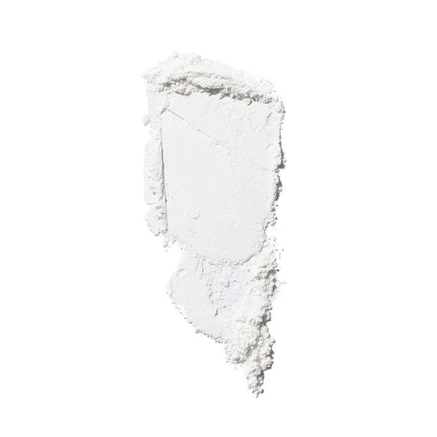ILIA Soft Focus Finishing Powder Textur vor weißem Hintergrund