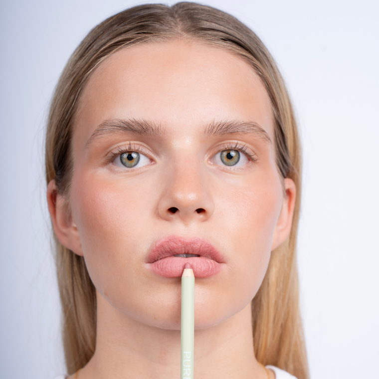 Pure U Lipliner Milky Tulip in gedecktem Rosé-Nude auf den Lippen eines Models