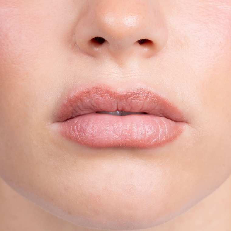 Lippen mit Pure U Lipliner Warm Clay in warmem Rosenholz-Nude