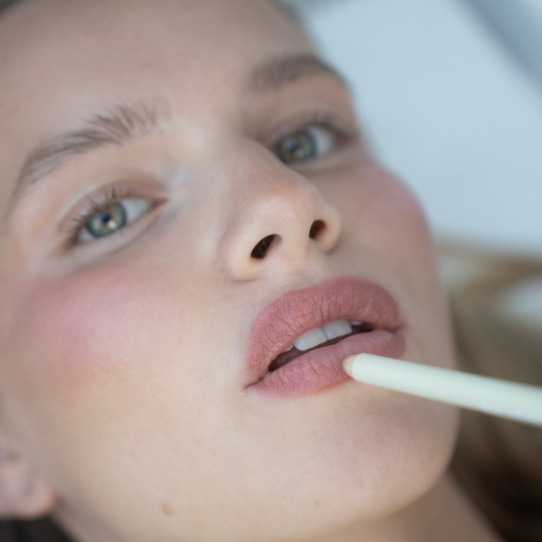 Lippen mit Pure U Lipliner Warm Clay in warmem Rosenholz-Nude
