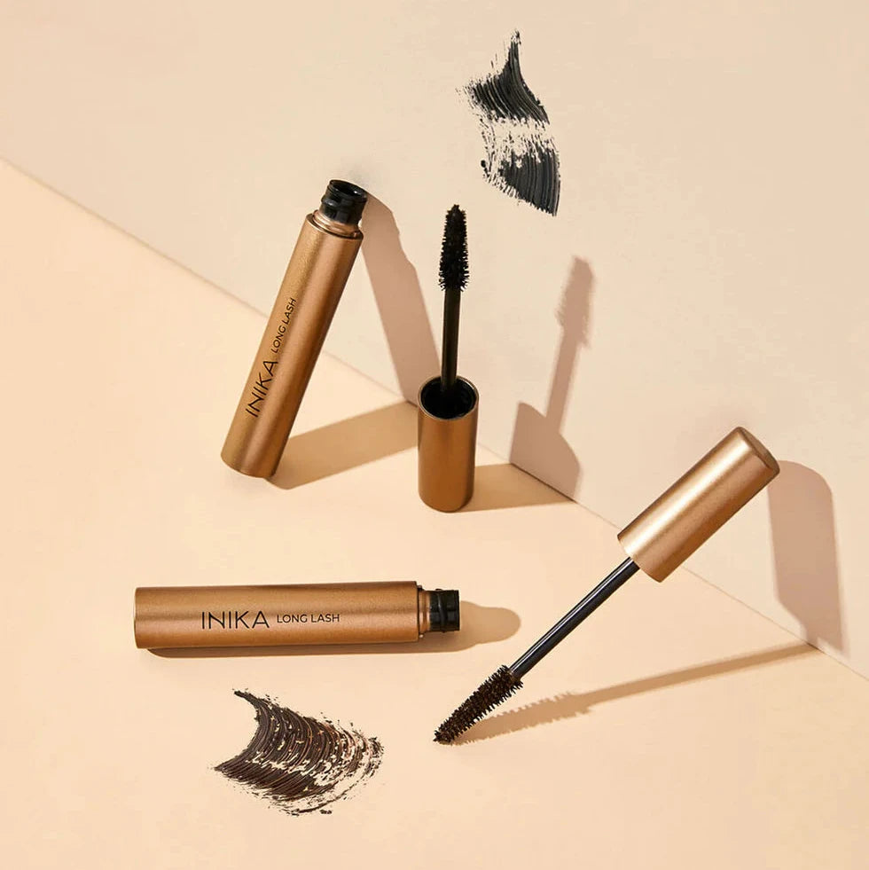 INIKA Long Lash Mascaras braun, und schwarz  geöffnet mit Farbprobe.
