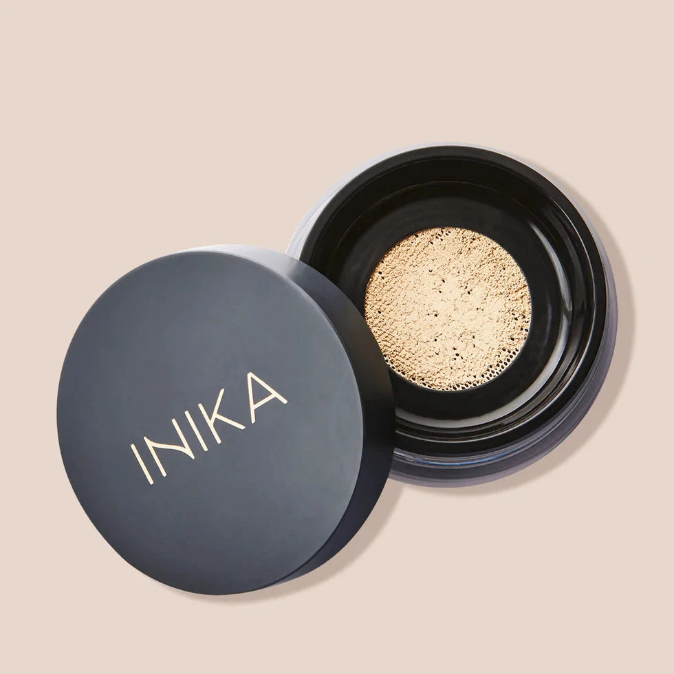 INIKA Loose Mineral Foundation mit geööfnetem Deckel Farbe Grace. North Glow