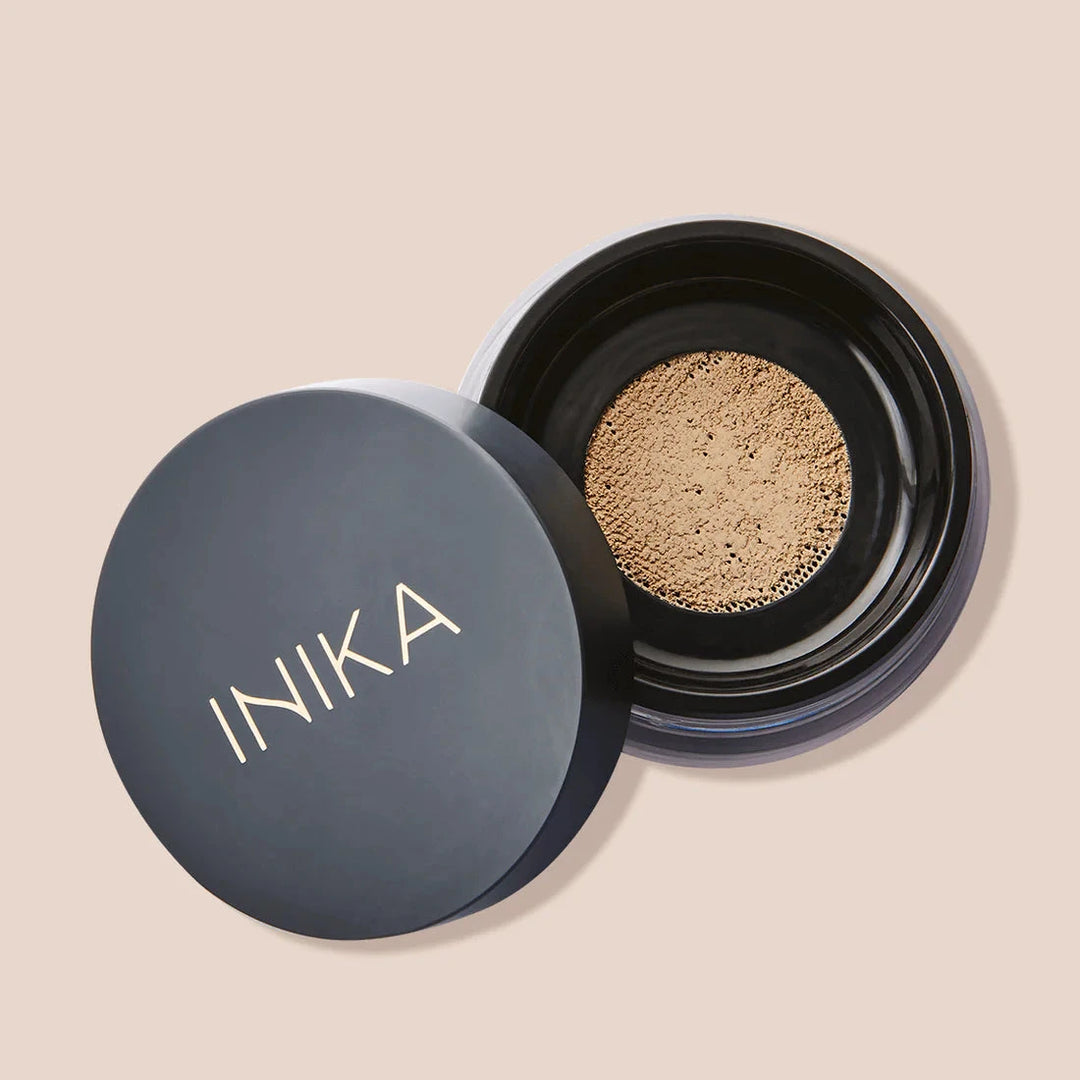 INIKA Loose Mineral Foundation mit geöffnetem Deckel Farbe Inspiration. North Glow