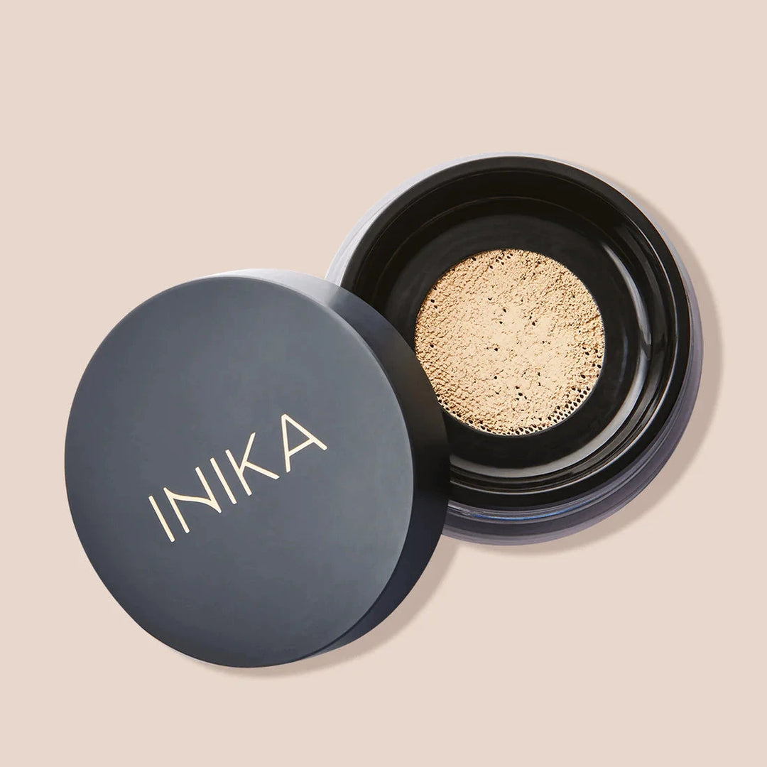 INIKA Loose Mineral Foundation mit geööfnetem Deckel Farbe Nurture. North Glow