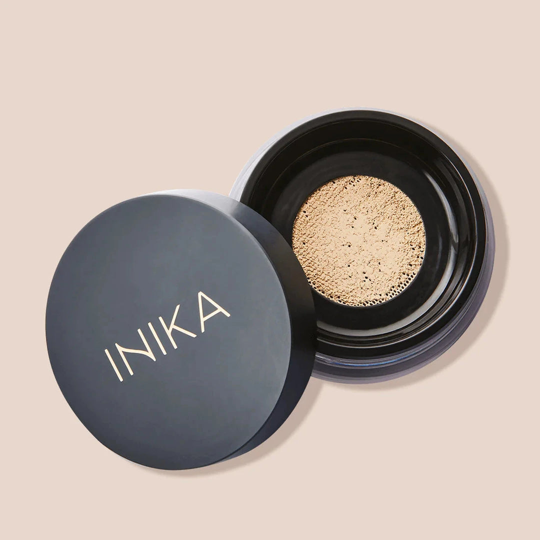 INIKA Loose Mineral Foundation mit geööfnetem Deckel Farbe Strength. North Glow