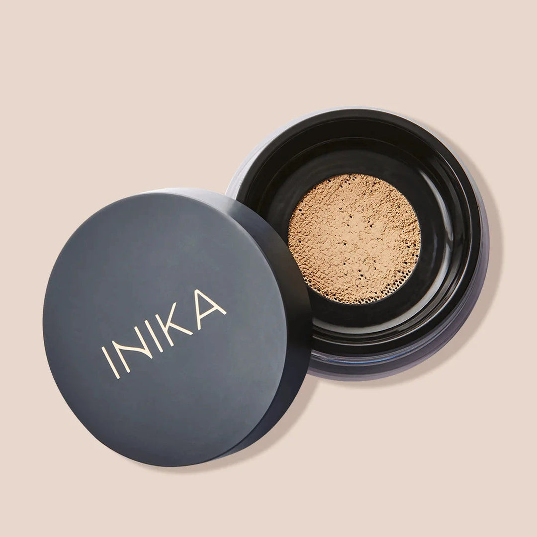 INIKA Loose Mineral Foundation mit geöffnetem Deckel Farbe Unity. North Glow