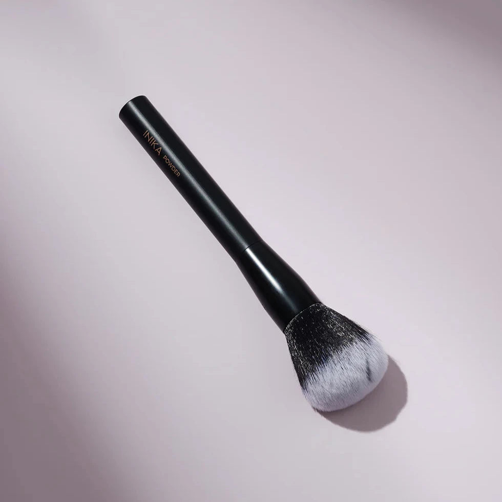 Powder Brush von INIKA Organic liegend. North Glow