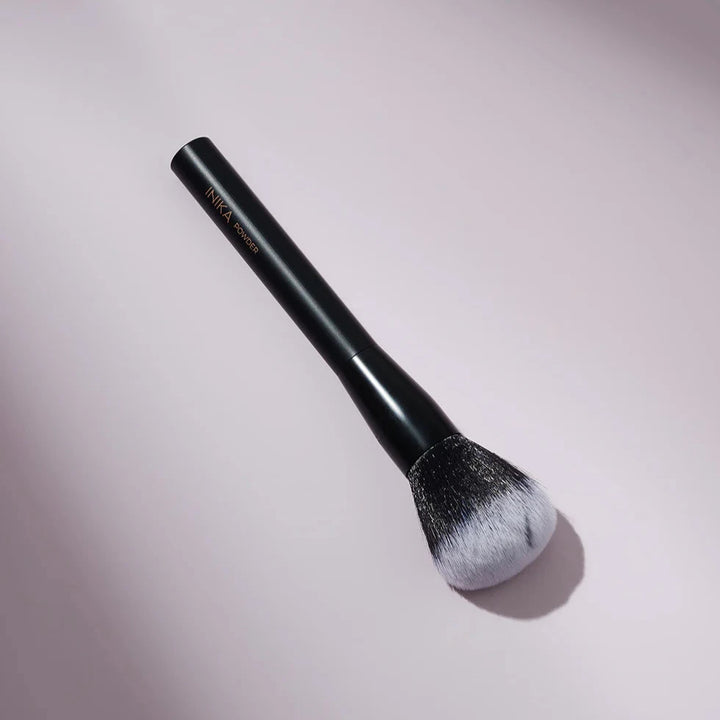 Powder Brush von INIKA Organic liegend.