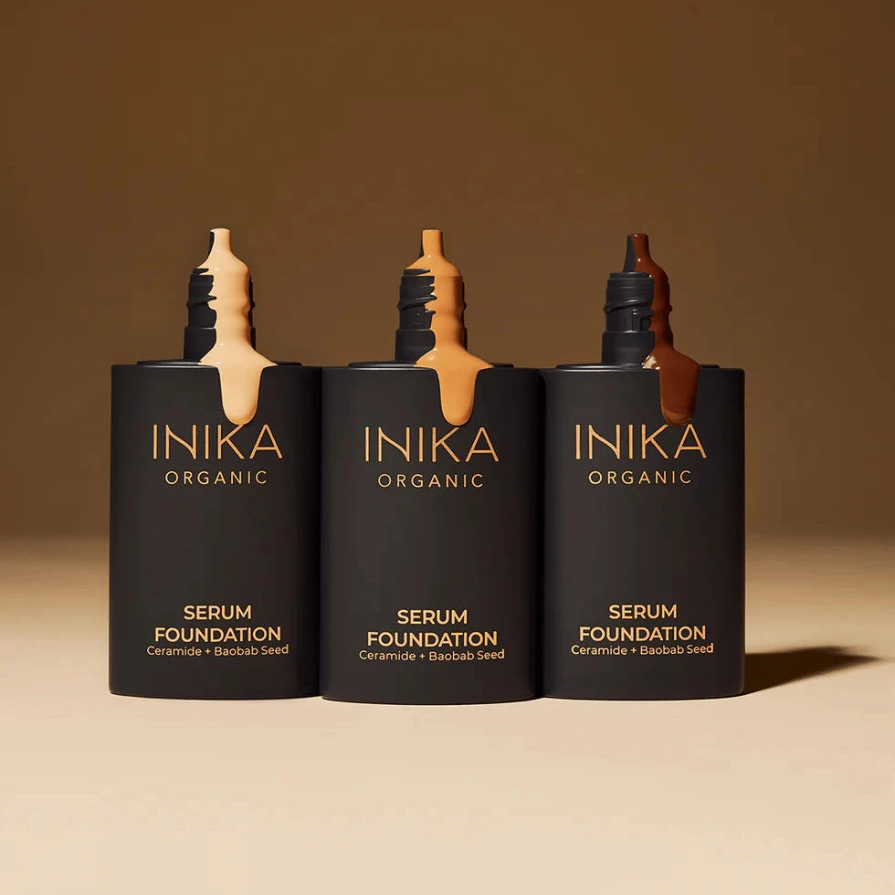 3 INIKA Serum Foundations nebeneinander, wo jeweils etwas Serum aus der Flsche tritt. North Glow