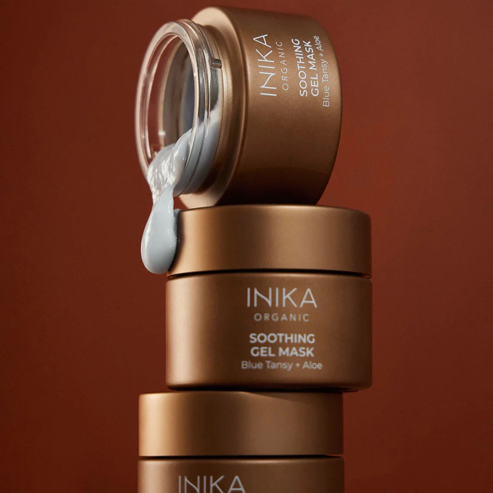 Frische, transparente Geltextur der INIKA Soothing Mask mit Aloe Vera und Blue Tansy