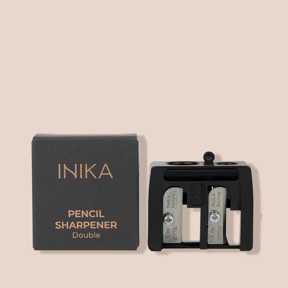 INIKA Pencil Sharpener in schwarzer Verpackun und bronezefarbener Schrift mit zwei scharfen Klingen