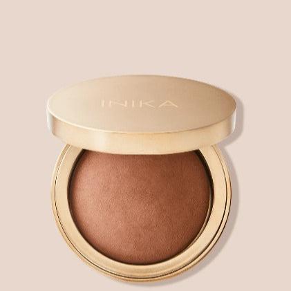 INIKA BAked Mineral Bronzer_Sunbeam goldene Puderdose geöffnet North Glow