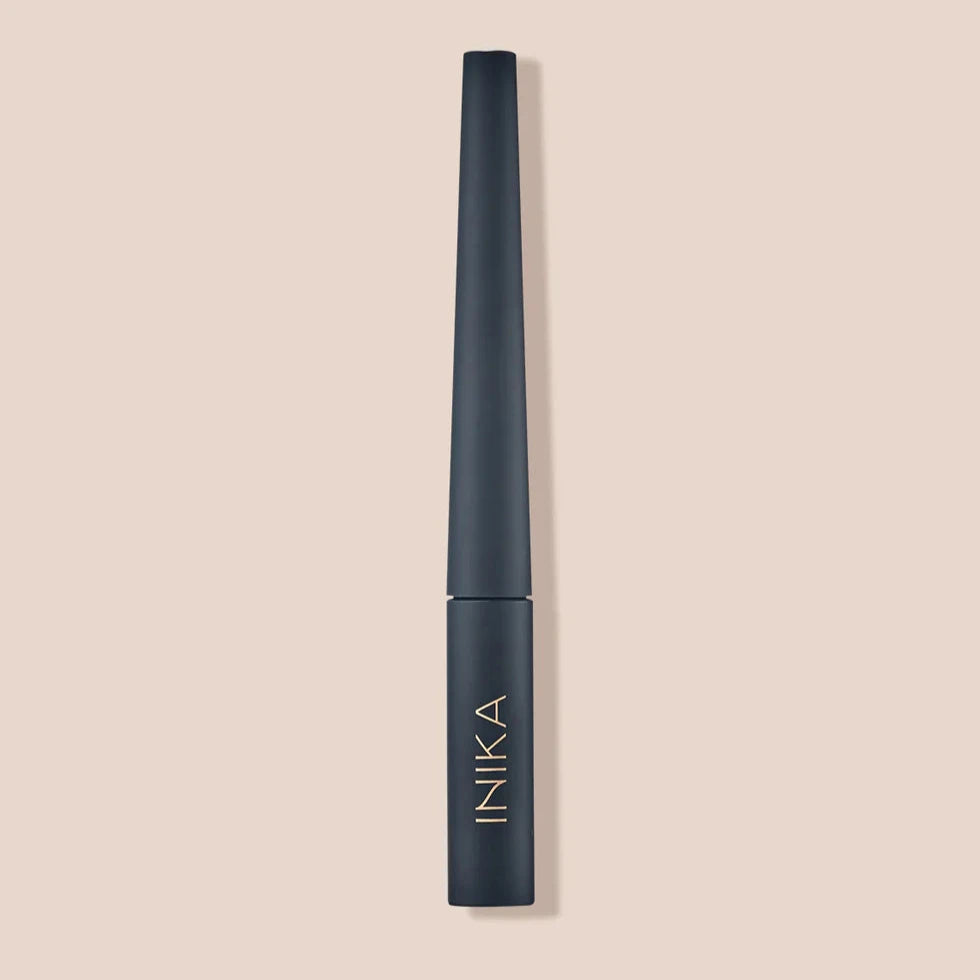 INIKA Liquid Eyeliner vor hellem Hintergrund. North Glow