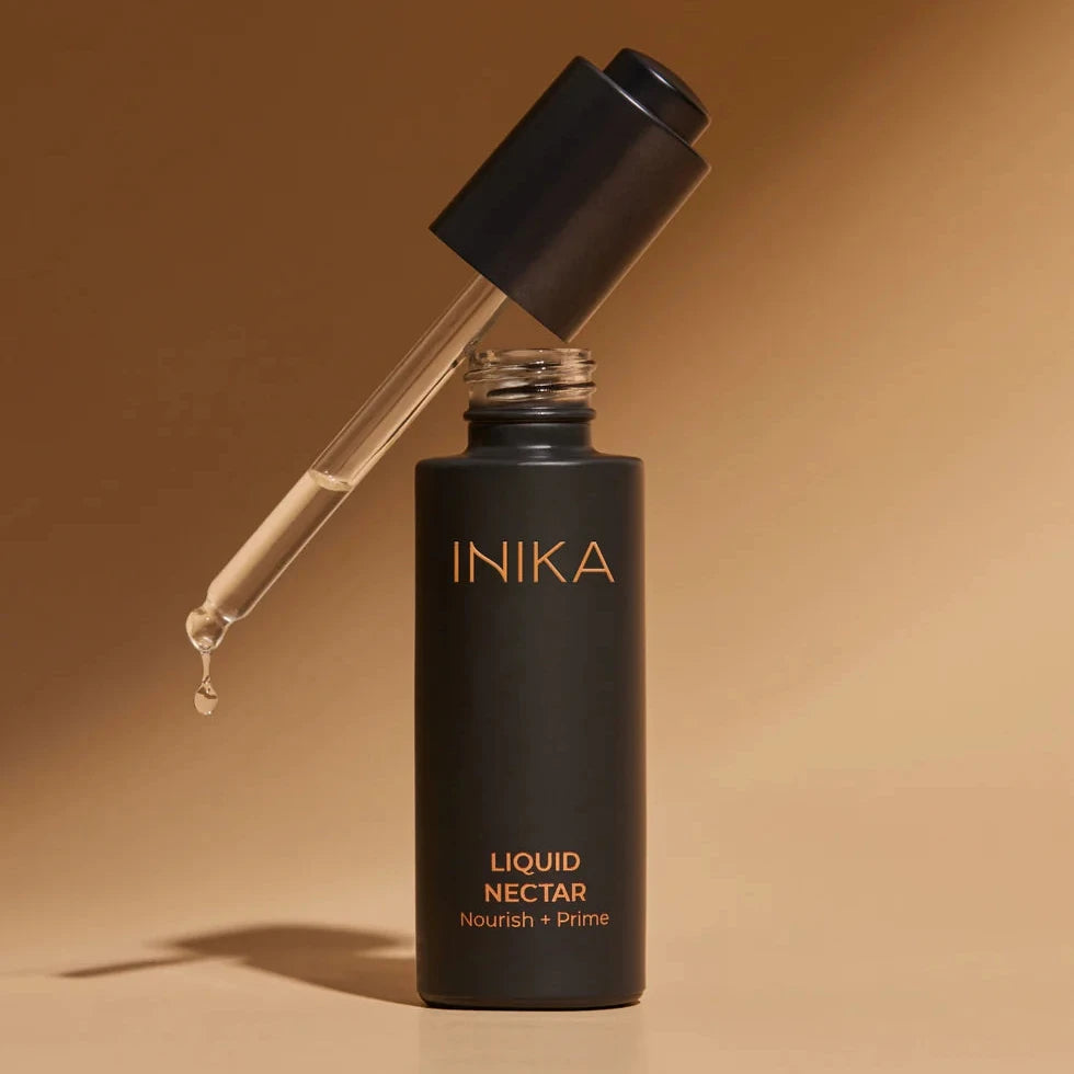 Inika Liquid Nectar geöffnet auf braunem Hintergrund