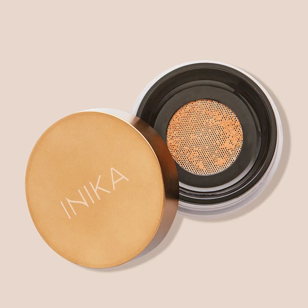 INIKA Loose Mineral Powder geöffnete Dose. Sieb ist zu sehen