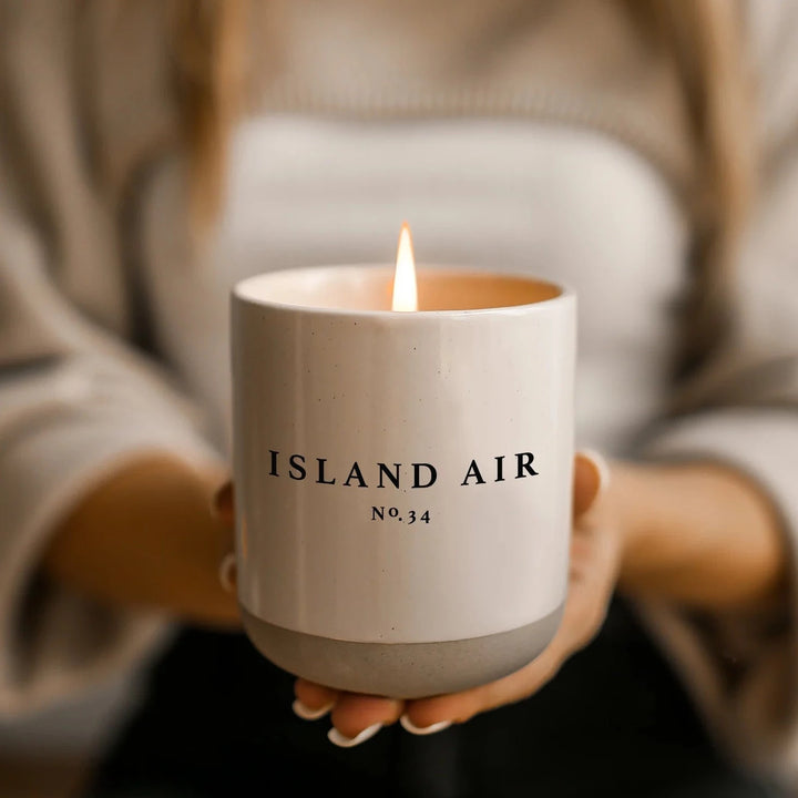 Sojawachskerze "Island Air" im cremefarbenen Steingutglas