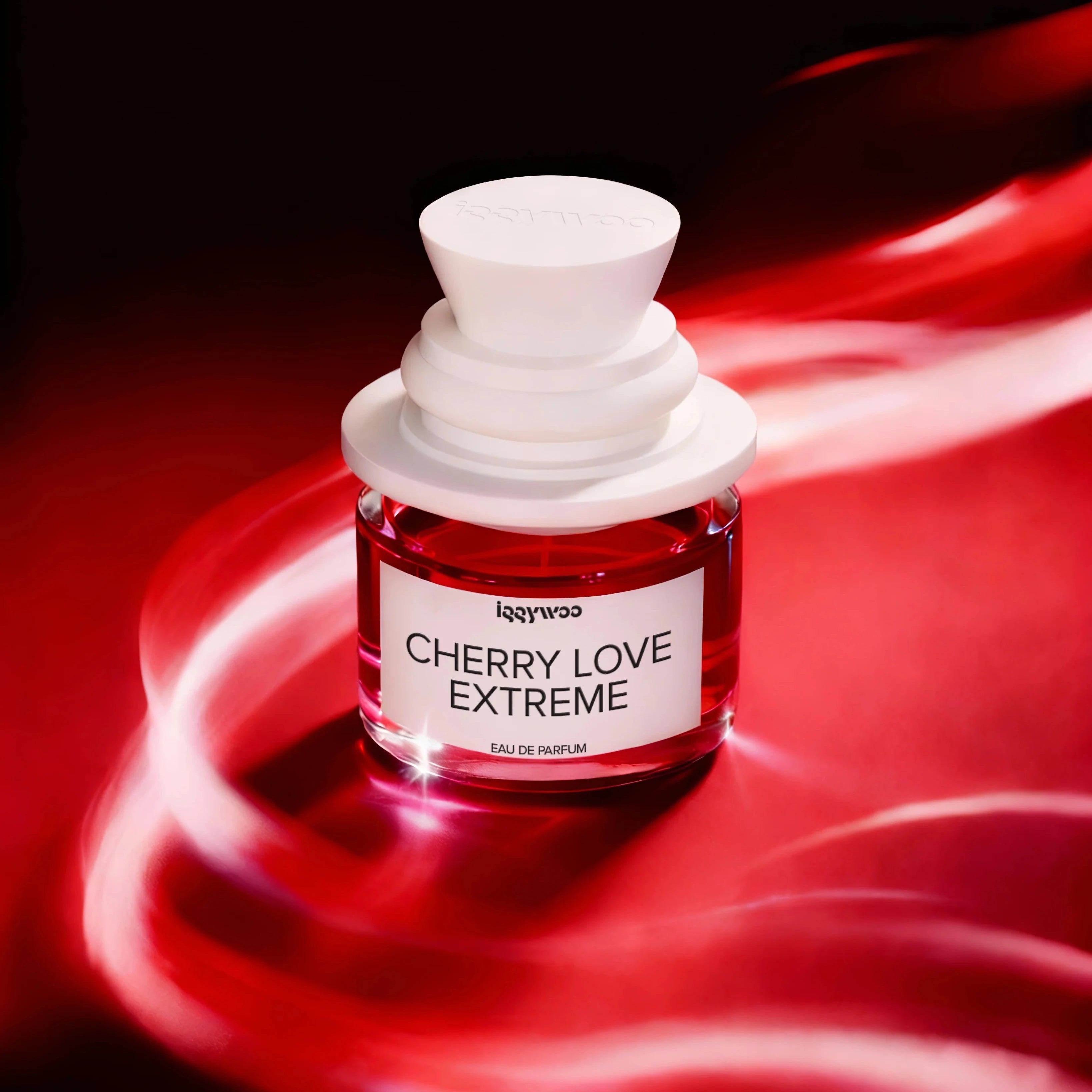 Iggywoo Cherry Love Extreme - Flakon mit rot verwischtem Hintergrund.