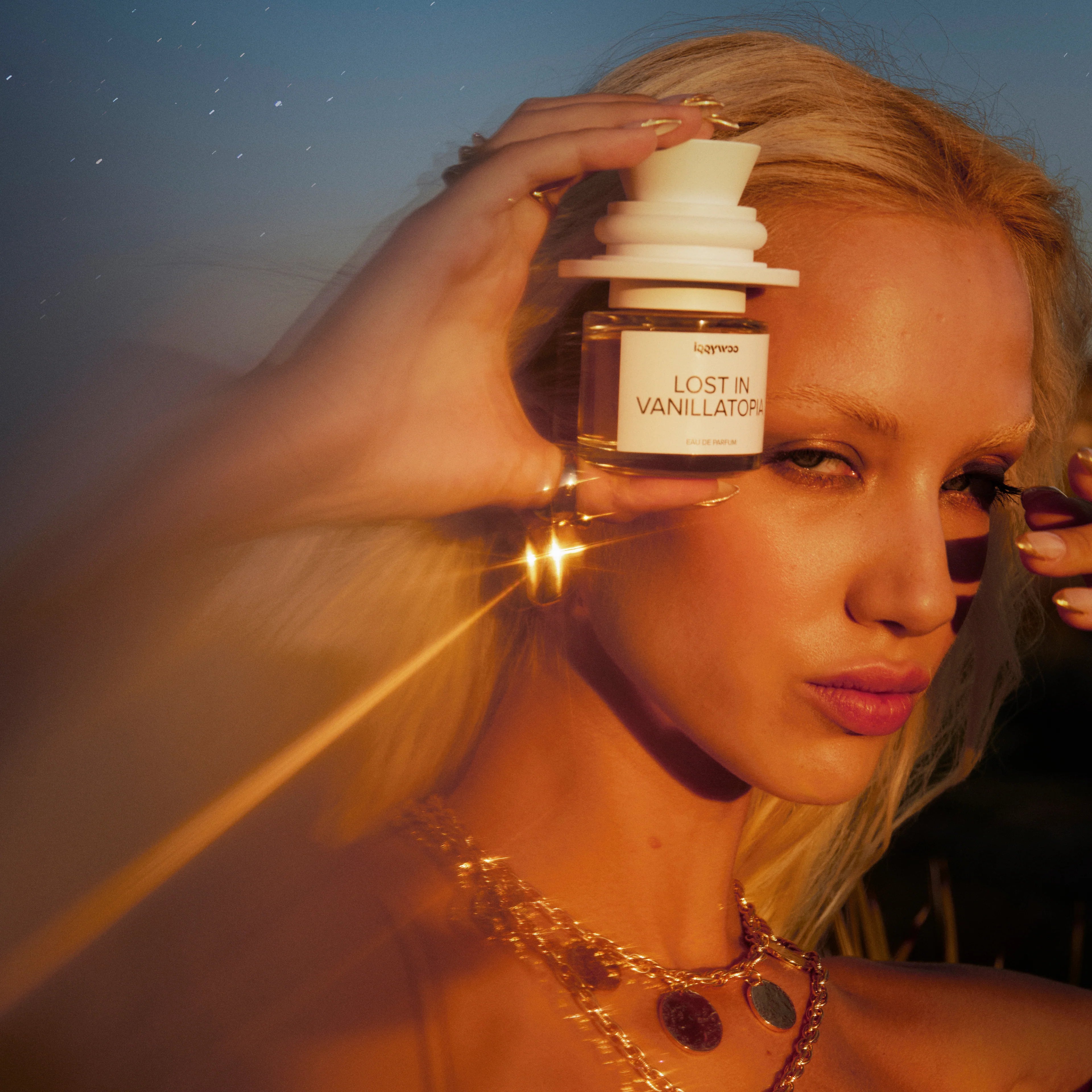 IGGYWOO Lost in Vanillatopia – luxuriöser Vanille-Amber Duft in minimalistischem Designerflakon in der Hand einer Dame.