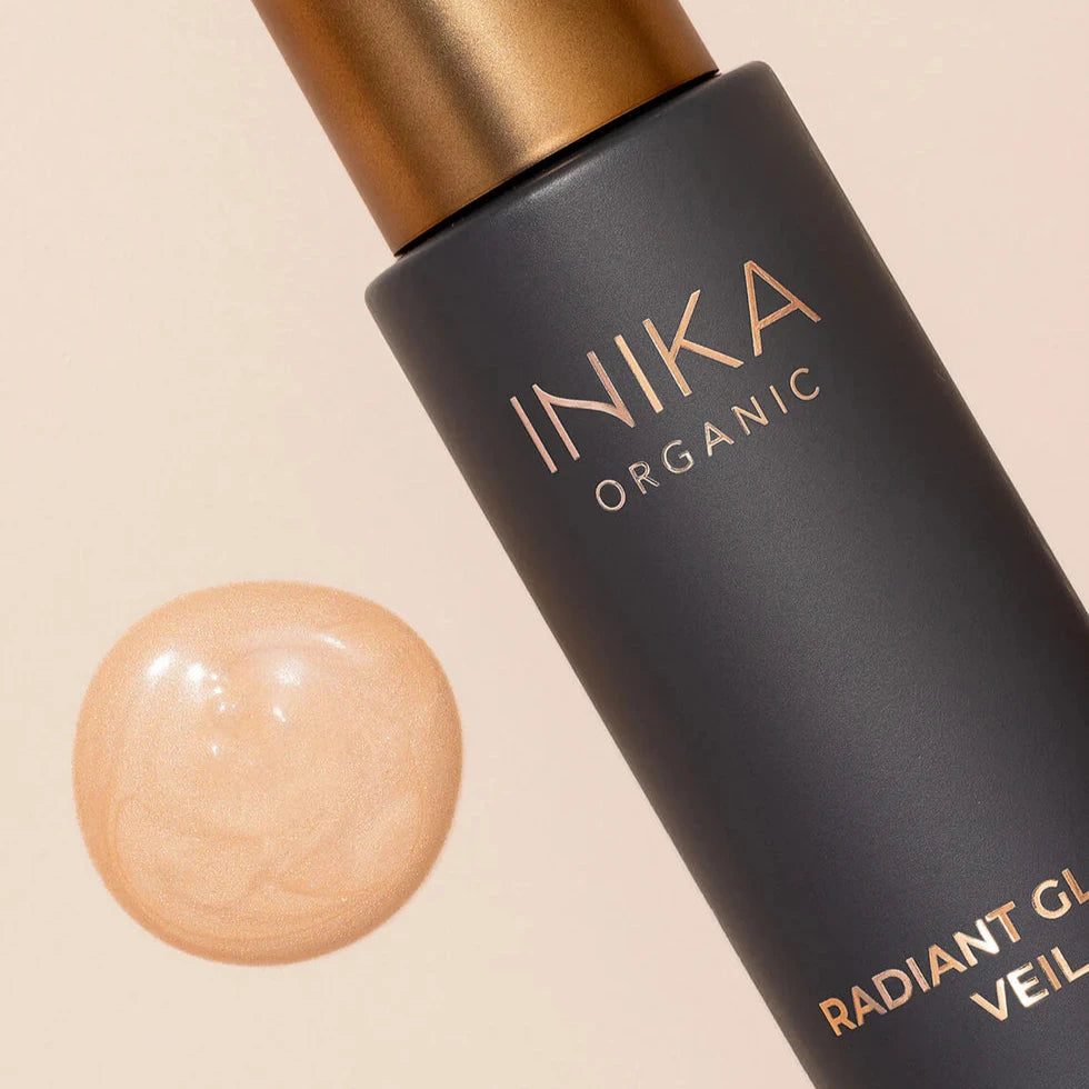 Inika Radiant Glow Veil, daneben ein Klecks des Produkts.