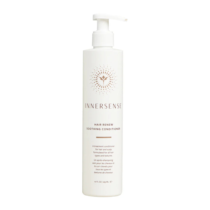 Weiße Pumpflasche "Innersense Hair Renew Soothing Conditioner" stehend vor weißem Hintergrund.