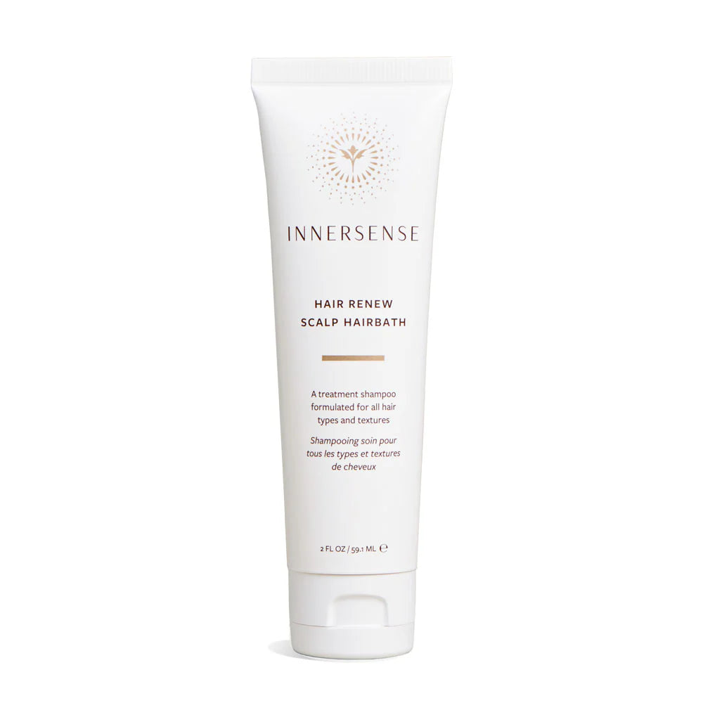 Weiße Tube "Innersense Hair Renew Scalp Hairbath" stehend vor weißem Hintergrund. North Glow